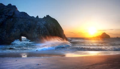 Brandung am Keyhole Rock des Pfeiffer Beach bei Sonnenuntergang