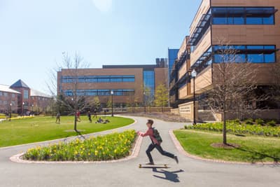 Student fährt Skateboard auf dem Campus der North Park University