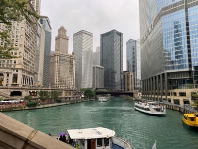 Blick auf den Chicago River und die umliegenden Hochhäuser