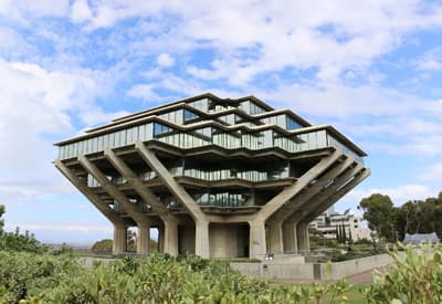 Die Geisel Library ist ein Wahrzeichen des Campus der UCSD