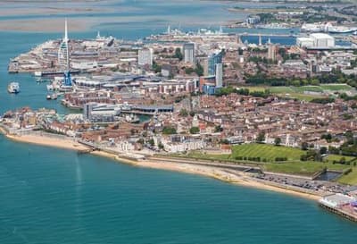 Luftaufnahme von Portsmouth mit dem berühmten Spinnaker Tower an der Küste