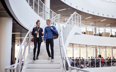 Studierende auf einer Treppe im Hochschulgebäude der Reykjavík University