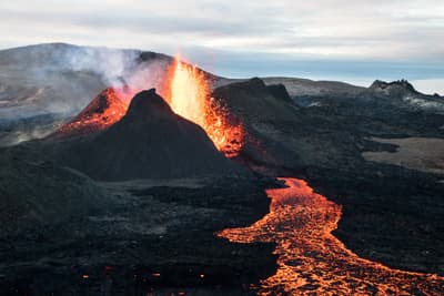 Lava bricht aus einem Vulkan in Island aus