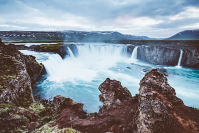 Der Goðafoss Wasserfall in Island ist ein beeindruckendes Naturschauspiel