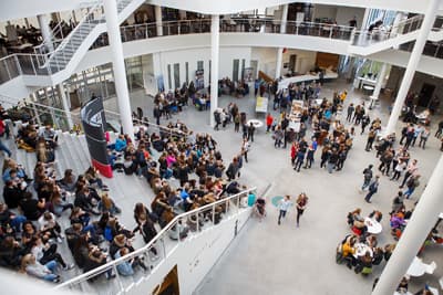 Studierende im zentralen Foyer der Universität 