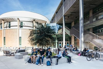 Studierende auf dem sonnigen Campus der UC Irvine