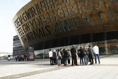 Studierende vor dem Wales Millennium Centre in Cardiff