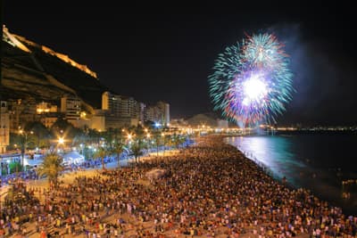 Feuerwerk über einer Menschenmenge am Strand von Alicante