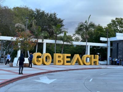 Aufstellschriftzug "Go Beach" auf dem Campus der CSULB