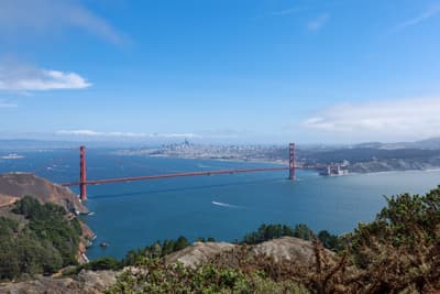 Blick auf die Golden Gate Bridge und die umliegende Bay Area
