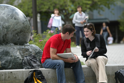 Studierende auf dem College Campus