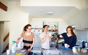 Drei Studierende in der Küche ihrer WG