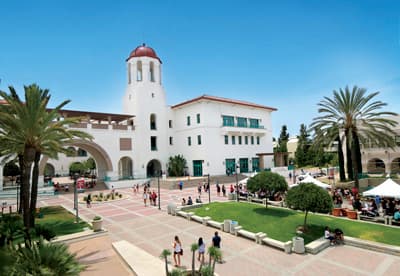 Das Aztect Student Union Building der SDSU mit Palmen und einem strahlendblauen Himmel