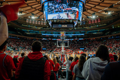 Ein Basketballspiel im Madison Square Garden mit tausenden Besuchern