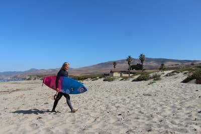 Surferin am Strand in Kalifornien