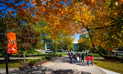 Ein amerikanischer College Campus im Herbst