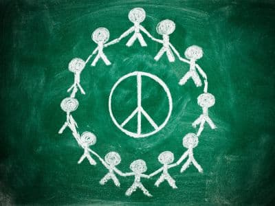 Menschenkette aus Kreise um ein Peace-Zeichen herum