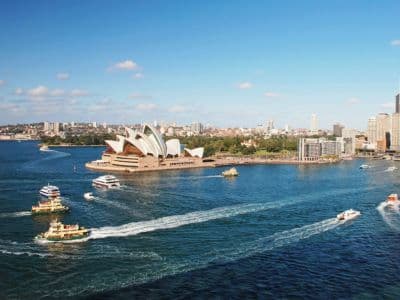 Ausblick über den Hafen Sydney mit Opernhaus im Vordergrund