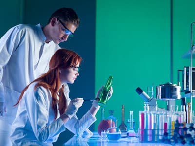 Forensiker sichern Spuren im Labor