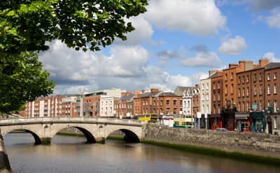 Fluss mit Brücke in Irland