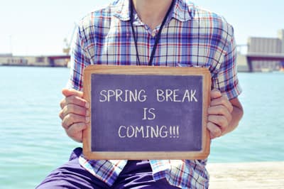 Kreidetafel mit der Aufschrift "Spring Break is coming!!!"