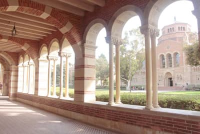 Säulengang in der Royce Hall der University of California Los Angeles (USA)