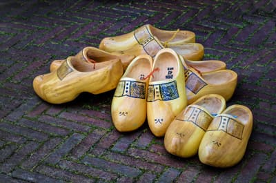 Typisch holländische Holzschuhe auf dem Boden