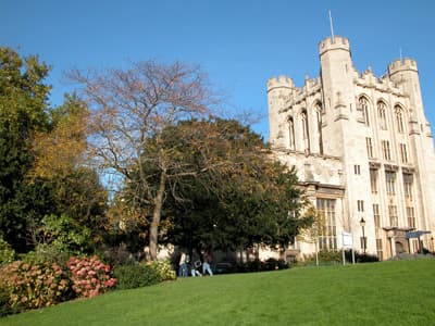 Das HH Wills Physics Building der University of Bristol (Großbritannien)