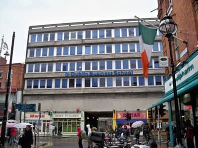 Unigebäude der DBS an eine rbelebten Straße in Dublin