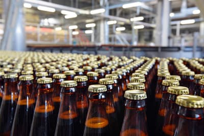 Bierflaschen in einer Brauerei (Produktion)