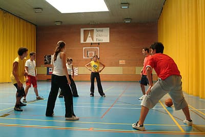 Studenten in einer Sporthalle der Universitat Autònoma de Barcelona