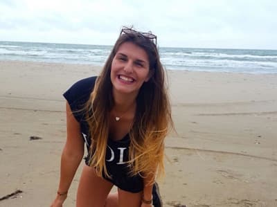 Fröhliches Mädchen am Strand