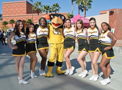 Cheer Squad und Maskottchen der California State University Los Angeles (USA)