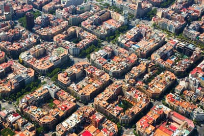 Luftaufnahme des Stadtbezirks Eixample in Barcelona (Spanien)