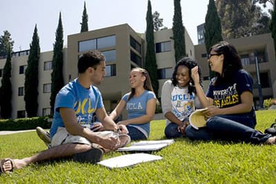 Studenten der UCLA (USA) auf einer Wiese