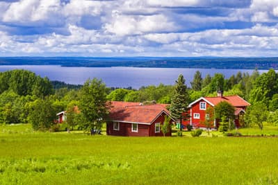 Typische rote Schwedenhäuser an einem See