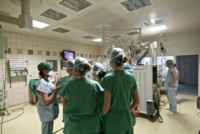 Gruppe von Studenten im Operationssaal