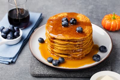 Pancakes mit Ahornsirup und Blaubeeren