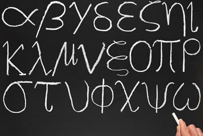 Griechisches Alphabet auf einer Tafel