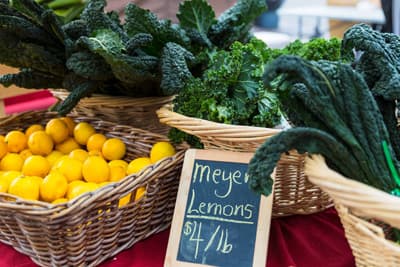 Wochenmarkt in den USA mit frischem Obst und Gemüse