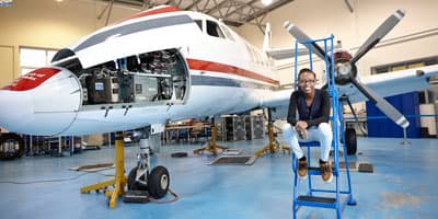 Studentin der Luft- und Raumfahrttechnik mit Flugzeug