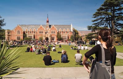 Studierende vor der Ivey Hall der Lincoln University (Neuseeland)