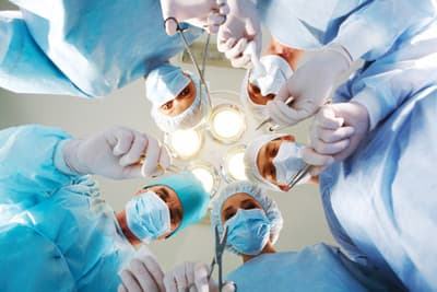 Chirurgen während einer Operation