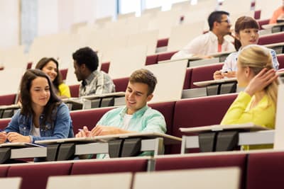 Studenten sitzen in einem Hörsaal und unterhalten sich