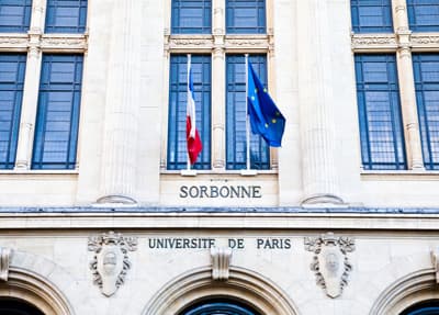 Fassade eines Gebäudes der Pariser Sorbonne (Frankreich)