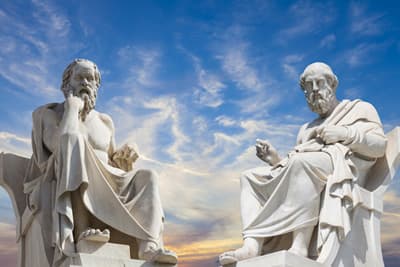 Statuen der Philosophen Platon und Sokrates