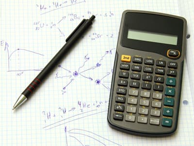 Blatt mit mathematischen Formeln und Taschenrechner