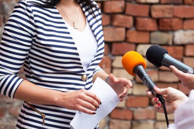 Journalisten im Interview mit einer Frau