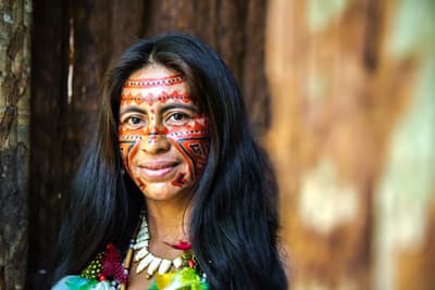 Frau mit Gesichtsbemalung eines indigenen Volkes aus dem Amazonasgebiet in Brasilien