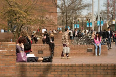 Studentin sitzt auf einer Mauer des Seattle Central College (USA)